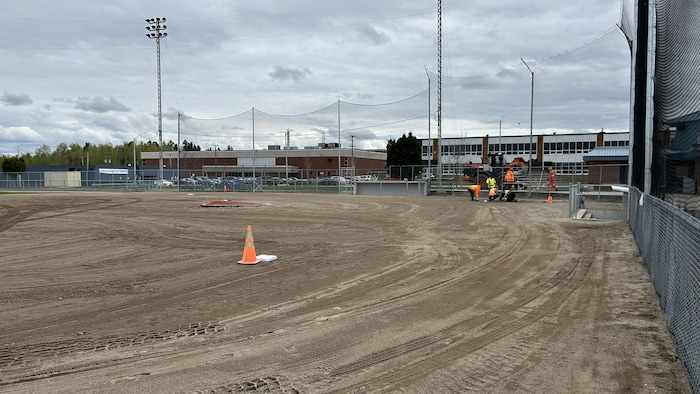 Un terrain de baseball. 