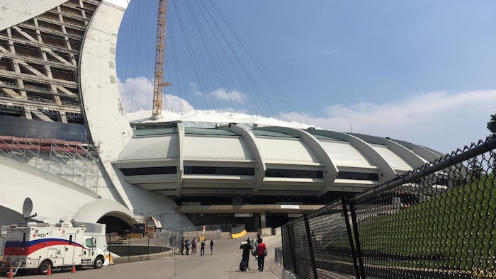 OLYMPIC STADIUM / LE STADE OLYMPIQUE