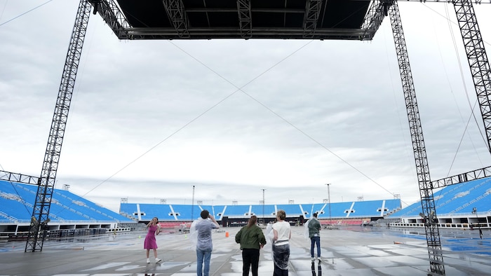 Un groupe de personnes sur la scène du stade.