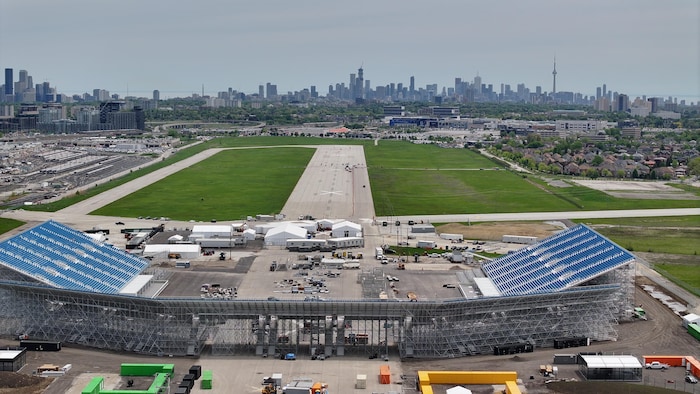 Images aériennes de la construction du stade Rogers à l'ancien aéroport de Downsview, près d'un mois avant le premier concert.