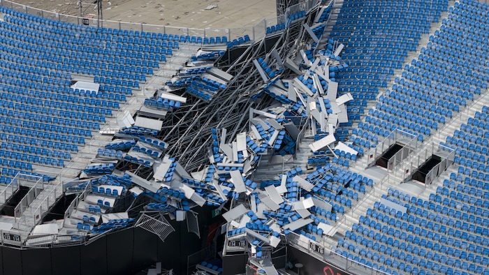 Des sièges renversés au Stade Rogers à Toronto, le 3 septembre 2026.