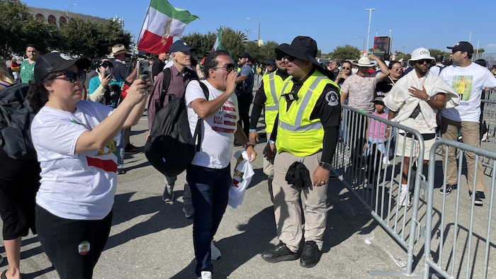 Des partisans du shah déchu lancent des insultes contre des supporters de l'équipe iranienne de soccer qui font la file pour entrer dans le stade de Los Angeles.