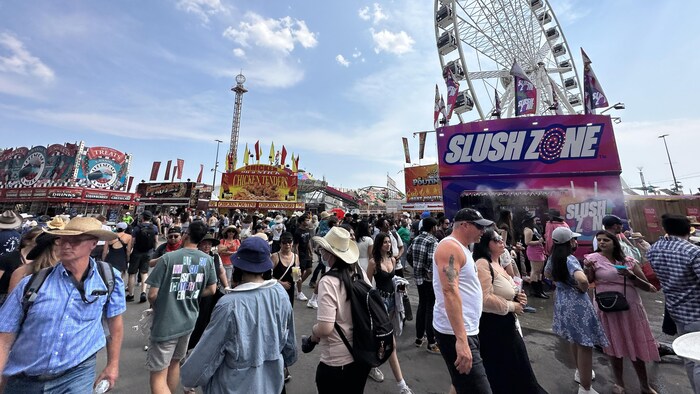 Des gens qui marchent dans un festival.