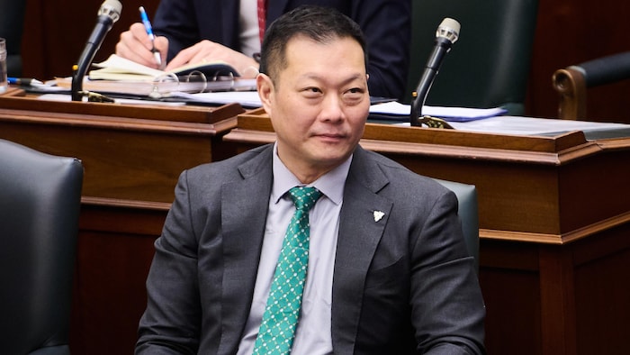 Stan Cho siégeant à Queen's Park.
