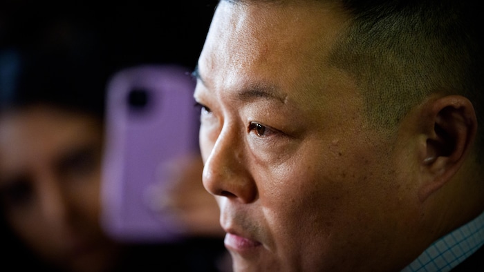 Portrait de côté de Stan Cho lors d'un point de presse.