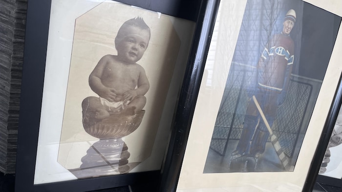 Une photographie d'un bébé bien assis dans la coupe Stanley et une autre d'un joueur de hockey debout tenant un bâton de hockey. 
