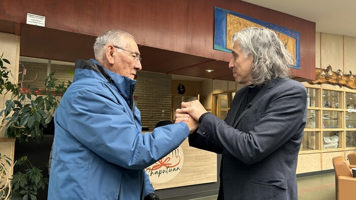 Stanley Vollant serre la main de Paul-Arthur Mckenzie.