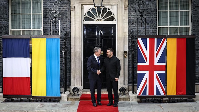 Volodymyr Zelensky et Keir Starmer se serrent la main devant le 10 Downing Street, à Londres.
