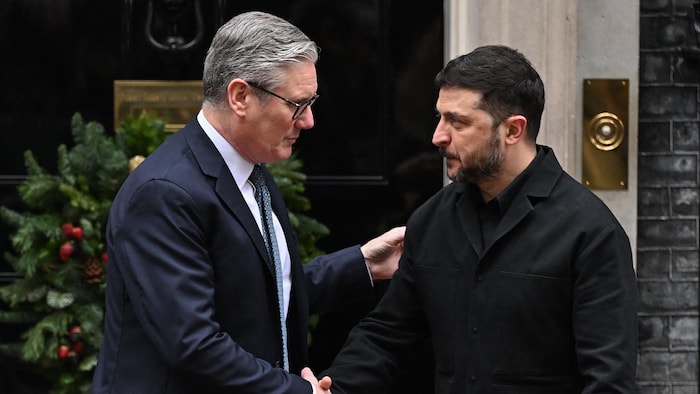 Les deux hommes se serrent la main.