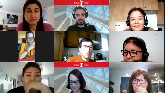 Capture d'écran d'une réunion sur une plateforme en ligne avec le visage de plusieurs participants.