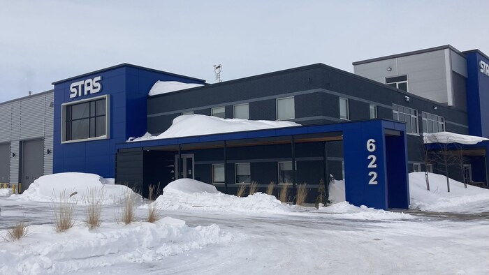 Une usine vue de l'extérieur l'hiver.