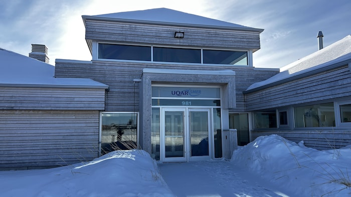 Entrée principale de la station aquicole située à Pointe-au-Père en plein hiver.
