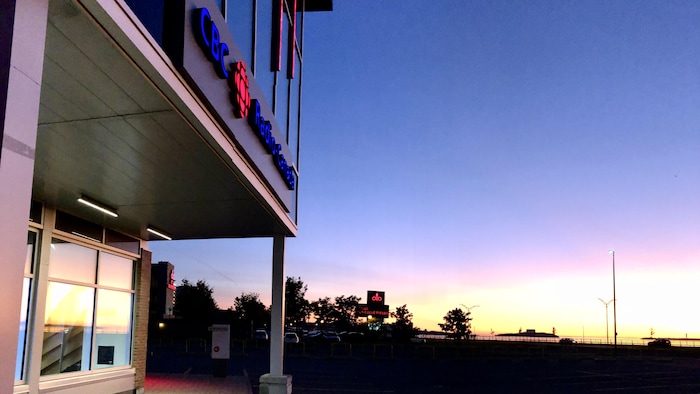 La façade d'une presumption de Radio-Canada au soleil couchant.