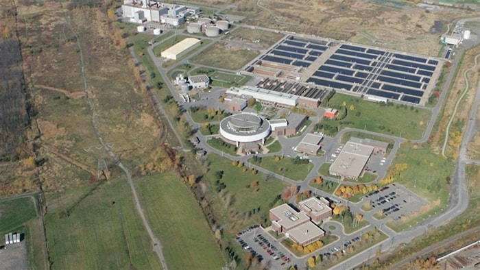 Une photo aérienne de l'usine.