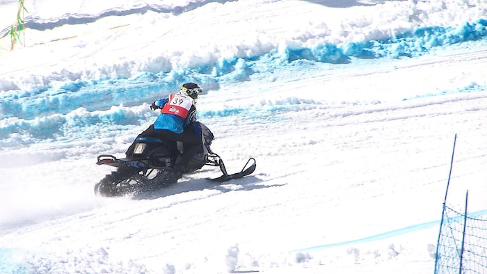 Un motoneigiste effectue un virage.