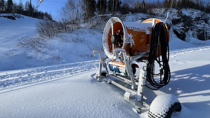Un canon à neige à la station de ski Gallix.