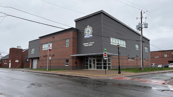 La façade du poste de police.