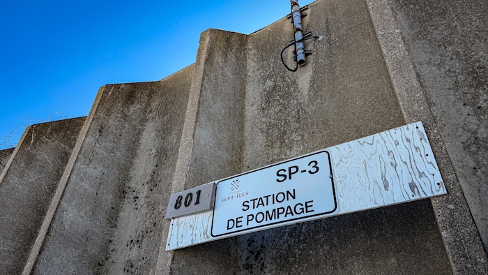 Un panneau sur un immeuble en béton. 