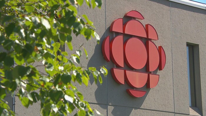 Le logo de Radio-Canada sur le bâtiment.