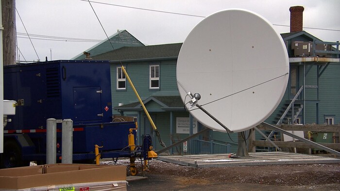 Une station satellite terrestre a été installée aux Îles.