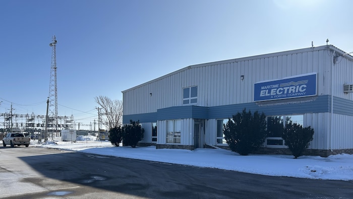 Un édifice de Maritime Electric et des lignes à haute tension.