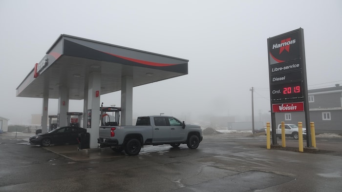 Une station-service de Cap-aux-Meules dans la brume.