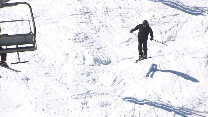 Un skieur effectue une descente.