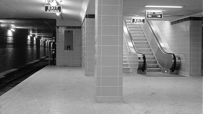 La station St. George du métro de Toronto déserte.