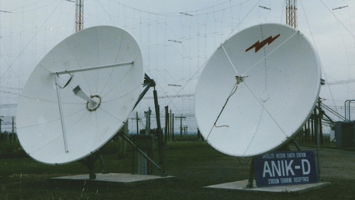 Deux antennes satellite sur le terrain de la station de Radio-Canada à Sackville.