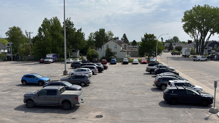 Des voitures sont dans un stationnement de Baie-Comeau. 