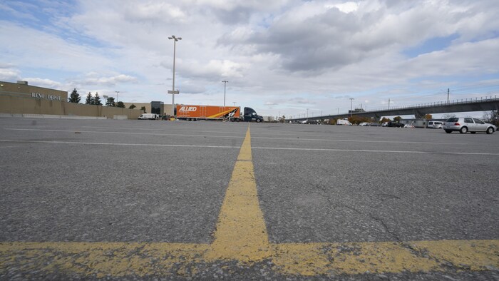 Le stationnement en grande partie désert du centre commercial Cadillac Fairview Pointe-Claire.