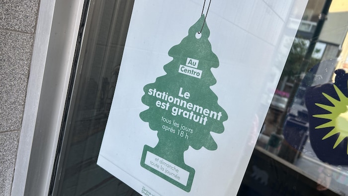 Une affiche indique que le stationnement est gratuit après 18 h.