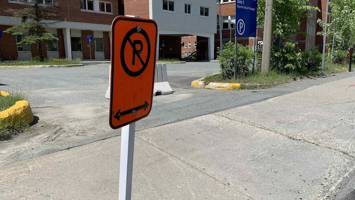 Un panneau indiquant une zone d'interdiction de stationnement est posée devant l'hôpital.