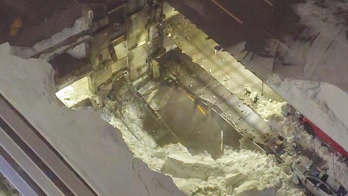 Une partie d'un stationnement effondrée.