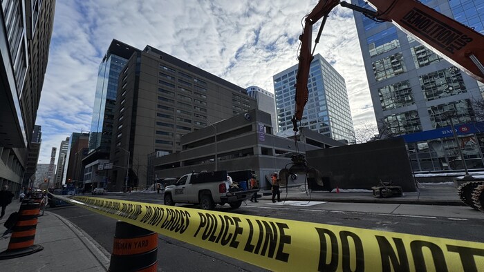 Des travaux sur un stationnement partiellement effondré.