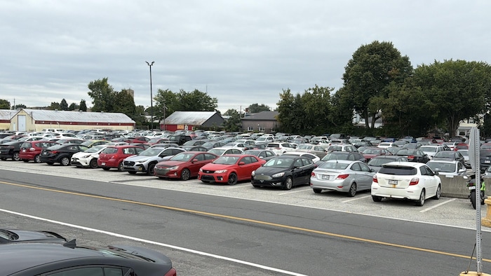 Le stationnement municipal plein de véhicules d'étudiants du cégep. 