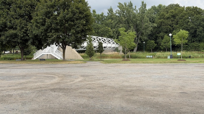 Le stationnement et le parc. 