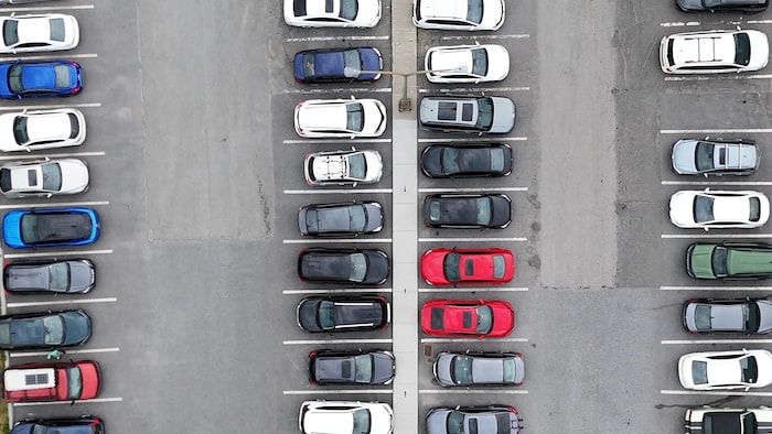 Un stationnement vu du ciel.