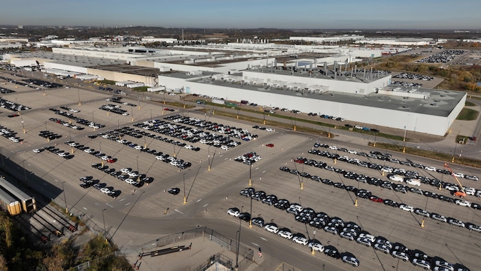 Des voitures récemment construites stationnées derrière l'usine de Toyota à Cambridge.