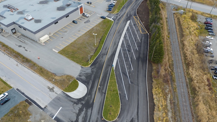 Un stationnement pour véhicules lourds photographié par un drone.