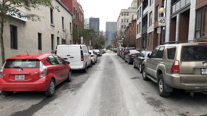La plupart de ces voitures ont pu se stationner gratuitement dans cette rue résidentielle de l'arrondissement Ville-Marie.
