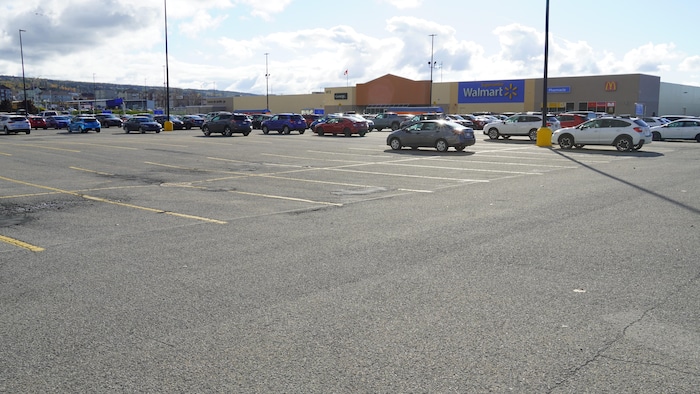 Bient T Des Logements Dans Le Stationnement Du Walmart Rimouski   Stationnement Walmart Rimouski Cite Achat Centre 99398 