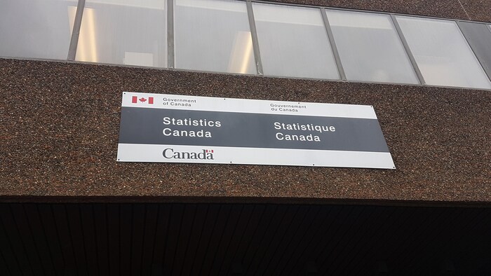 Enseigne devant les bureaux de Statistique Canada à Halifax, en Nouvelle-Écosse.
