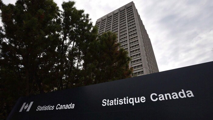 مبنى وكالة الإحصاء الكندية في أوتاوا ومكتوب عليه اسم الوكالة بالفرنسية والإنكليزية، لغتيْ كندا الرسميتيْن.