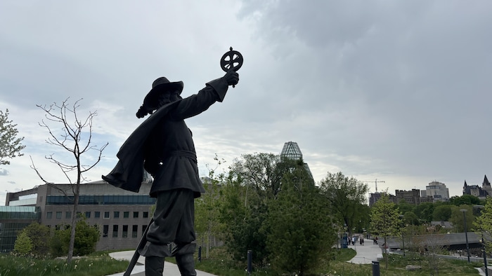 La statue de Champlain à la pointe Kìwekì à Ottawa