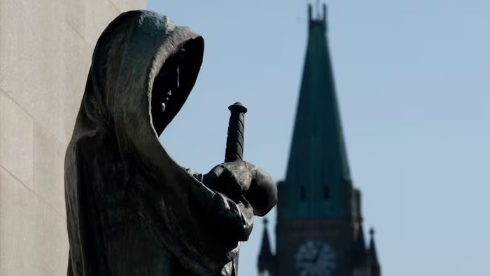 Une statue de la Cour suprême du Canada.