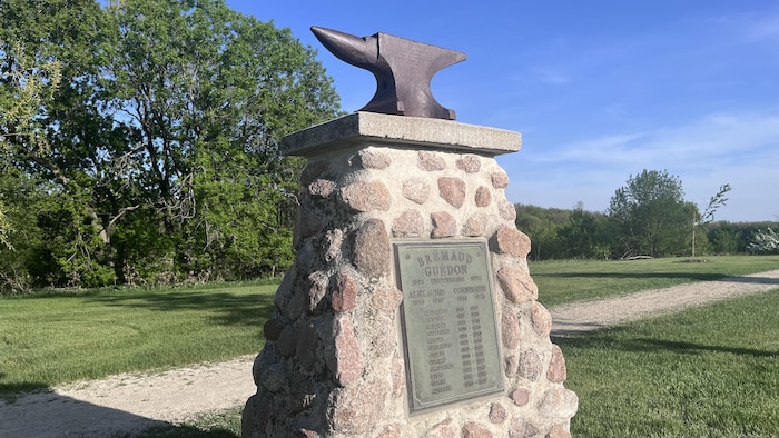 Une statue en forme d’enclume, le 28 mai 2026.