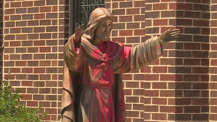 Une statue de Jésus recouverte de peinture rouge à l'extérieur de l'église catholique du Sacré-Cœur à Sunalta, dans le sud-ouest de Calgary.