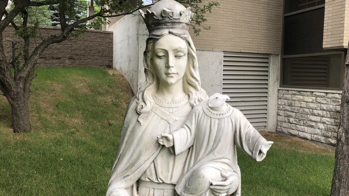 La statue de l'Enfant-Jésus, dressée devant l'église Sainte-Anne-des-Pins à Sudbury.