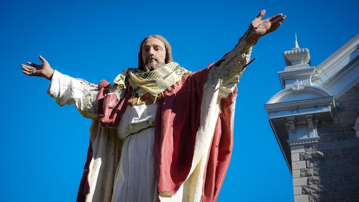 La statue de Jésus avec un foulard au cou.